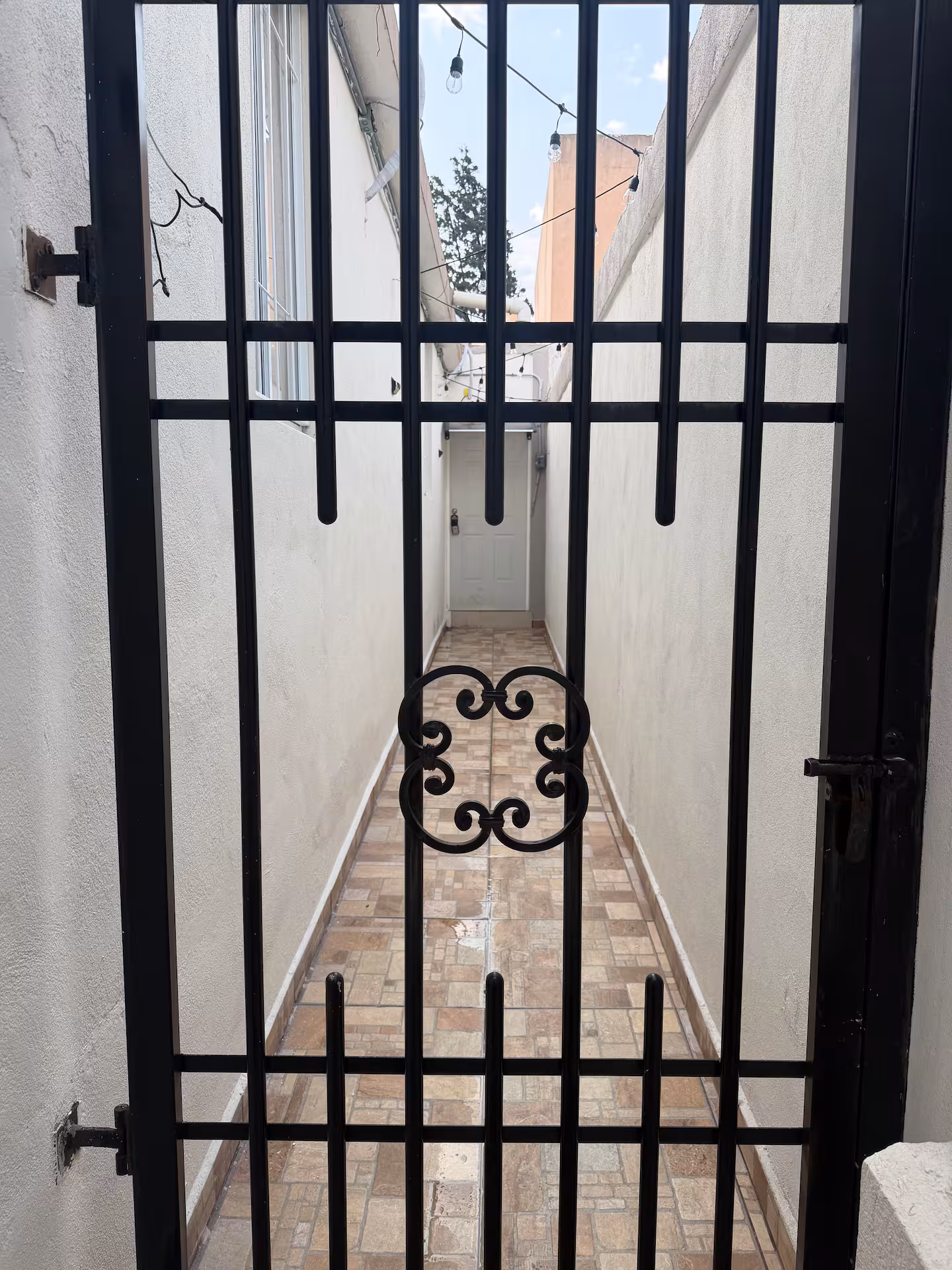Acceso privado con reja a la casa en Guadalupe, Nuevo León