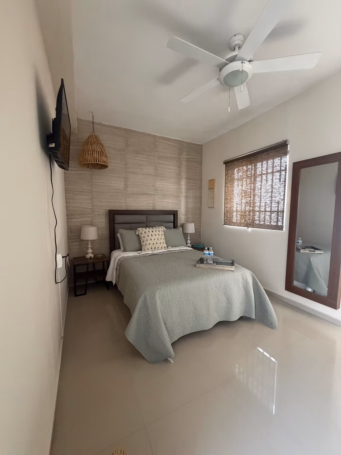 Recámara amueblada con TV y ventilador de techo en casa de Guadalupe, Nuevo León