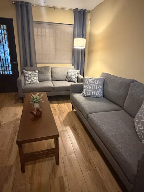 Sala de estar amueblada con sofás y mesa de centro