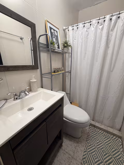 Baño completo con lavabo, espejo y regadera