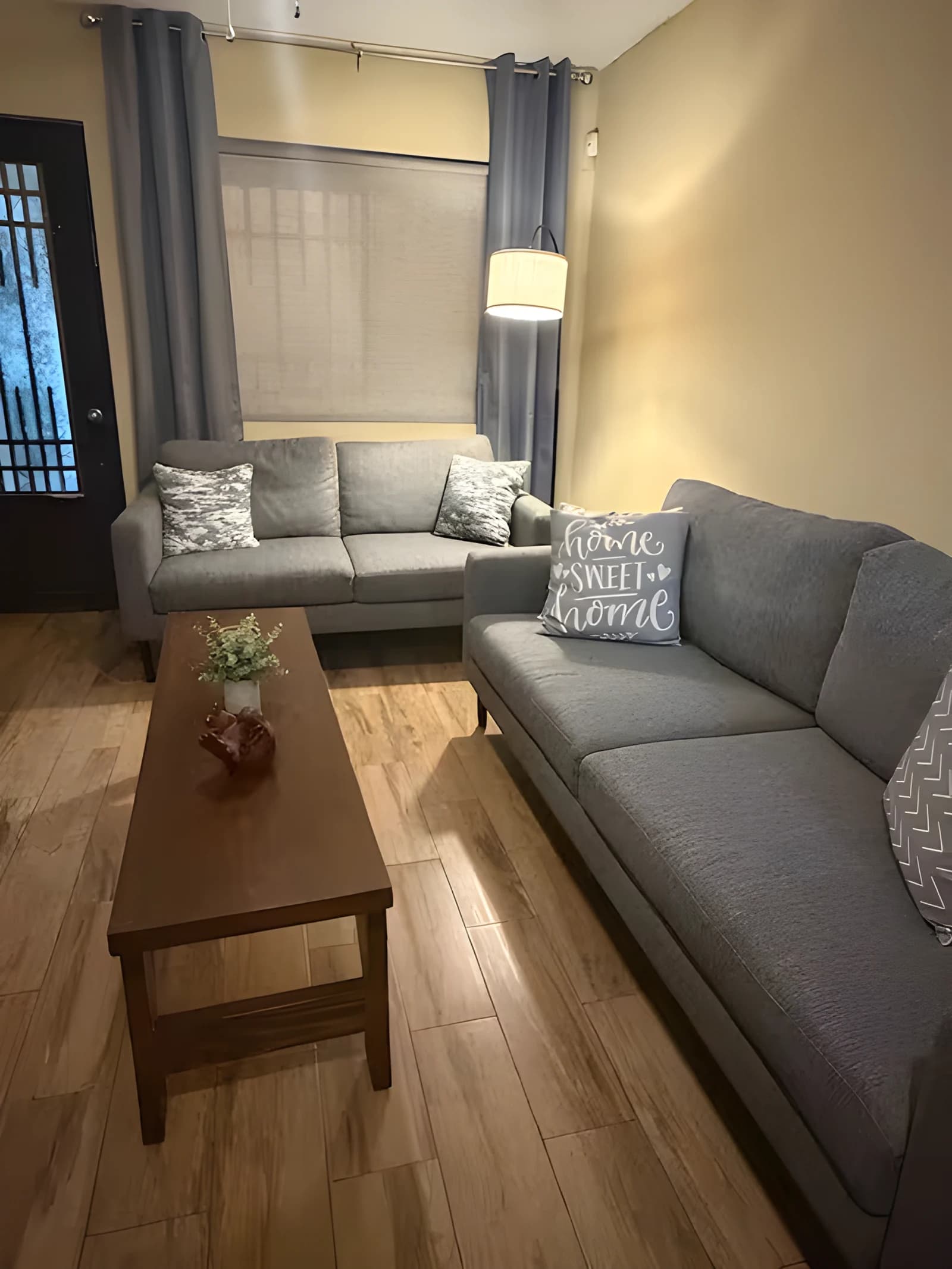 Sala de estar amueblada con sofás y mesa de centro